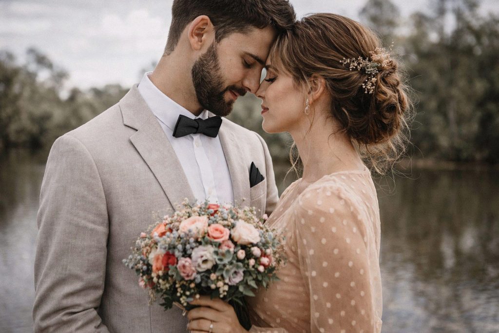 boho hochzeit modern brautpaar schwarze fliege