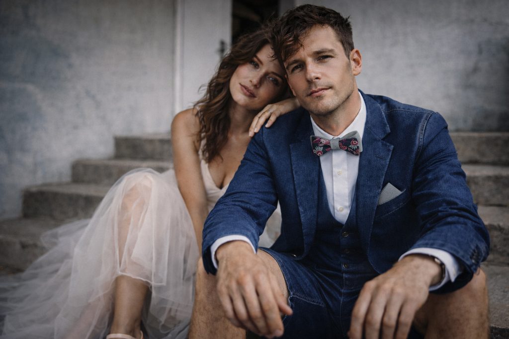 urban wedding hochzeitsfliege floral blau denim anzug