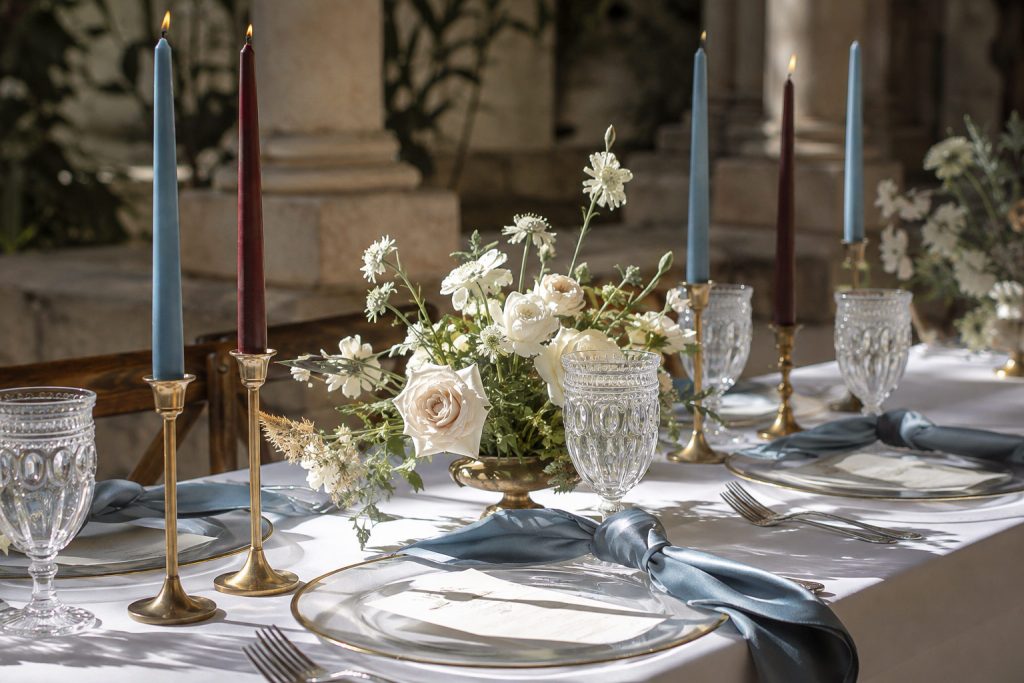 klassische hochzeit tischdeko blau bordeaux kristall
