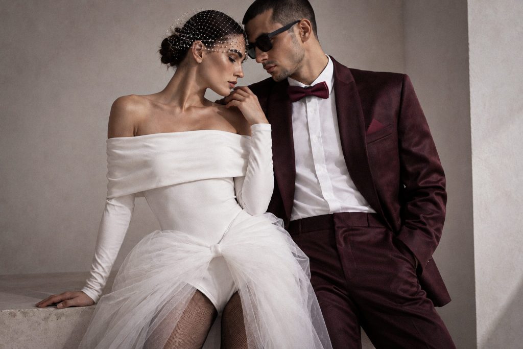 Moderne Hochzeit moderne hochzeit brautpaar bordeaux anzug fliege