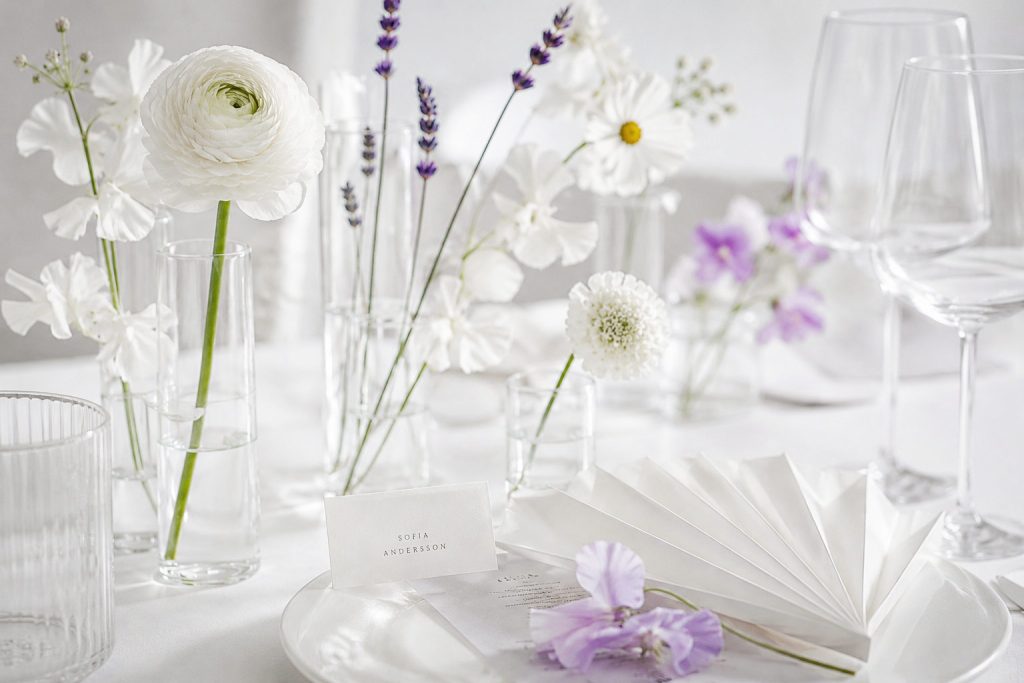 Moderne Hochzeit moderne hochzeit tischdeko glas papier lavendel