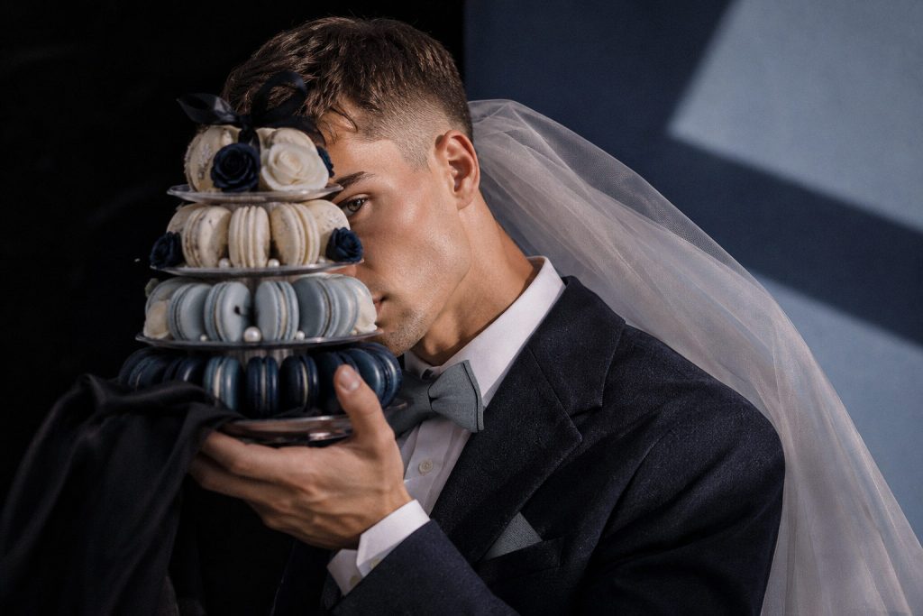 Home winterhochzeit braeutigam nebelblau fliege